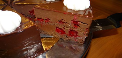 Prerez torte Čokolatinova čokoladna z malinami